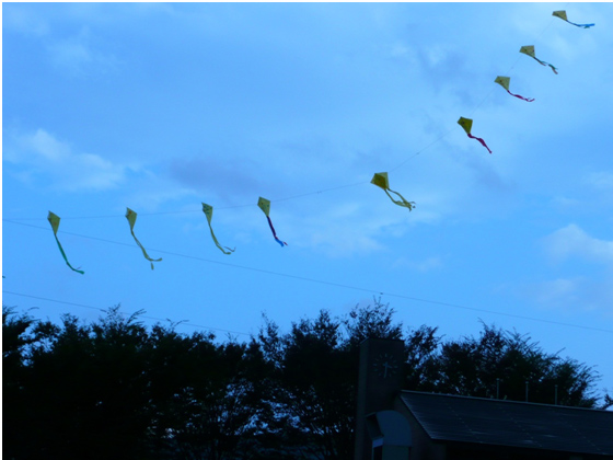 未来美術家・遠藤一郎さんによる「凧あげ」